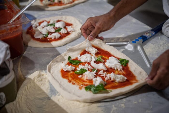 Przygotowywanie pizzy w Masna Pizza w Lublinie
